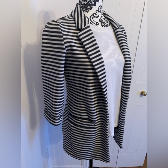 Beautiful blazer. Very good condition. - Picture 2 of 3
